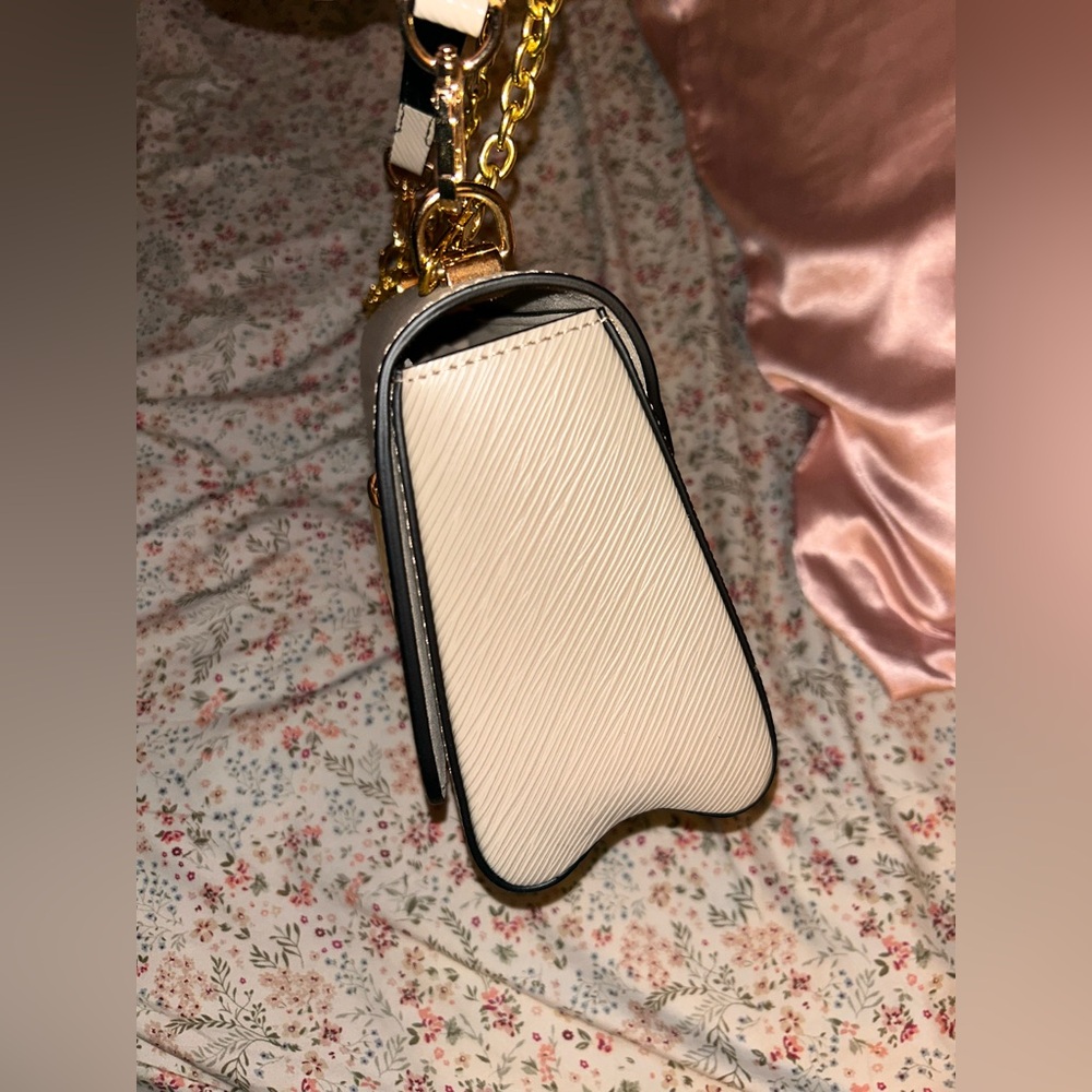Elegant Cream Handbag - Picture 2 of 11
